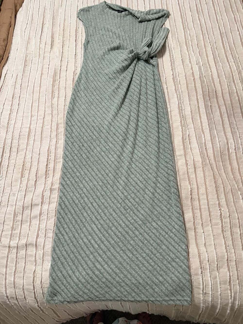SHEIN Midi Dress Size M Green Ribbed Twist Waist
Wore while pregnant for baby s